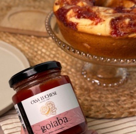 Bolo de Iogurte com Geleia de Goiaba